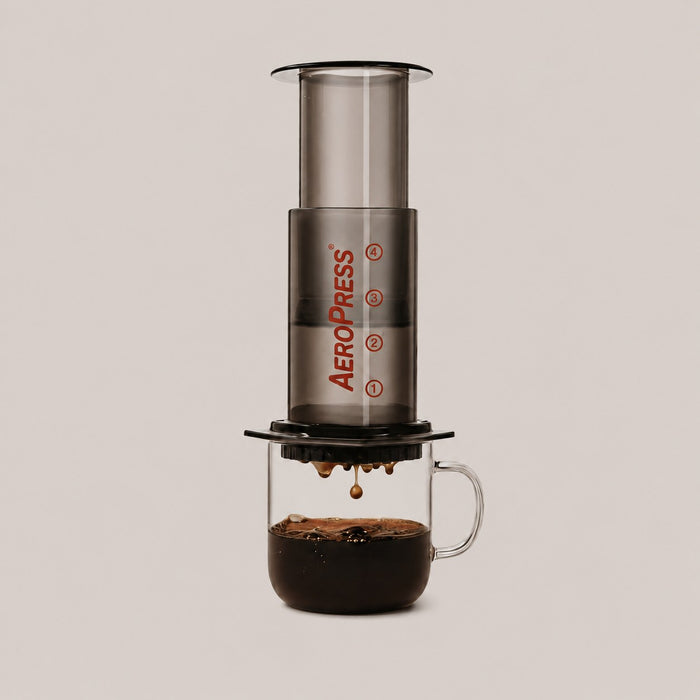 AeroPress Kaffeezubereiter mit Kolben und Filterkappe