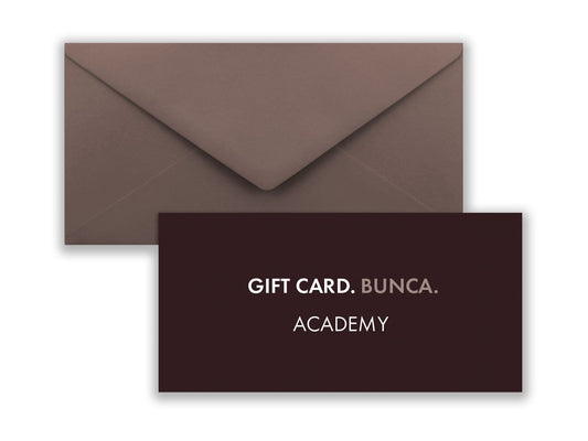 BUNCA. Academy Gutschein, dunkle Geschenkkarte mit braunem Umschlag