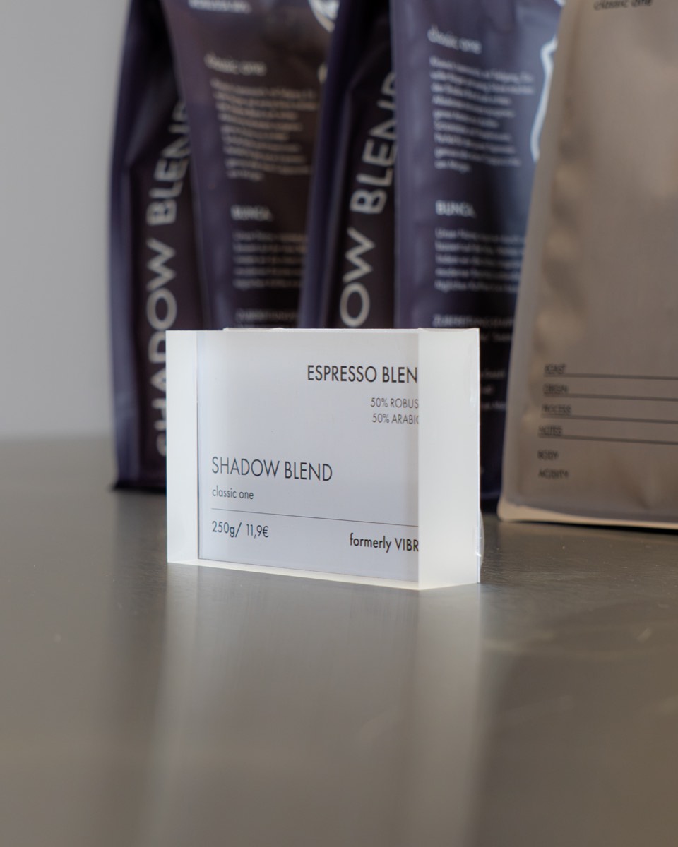 Preiskarte für den Shadow Blend vor zwei Tüten Espresso