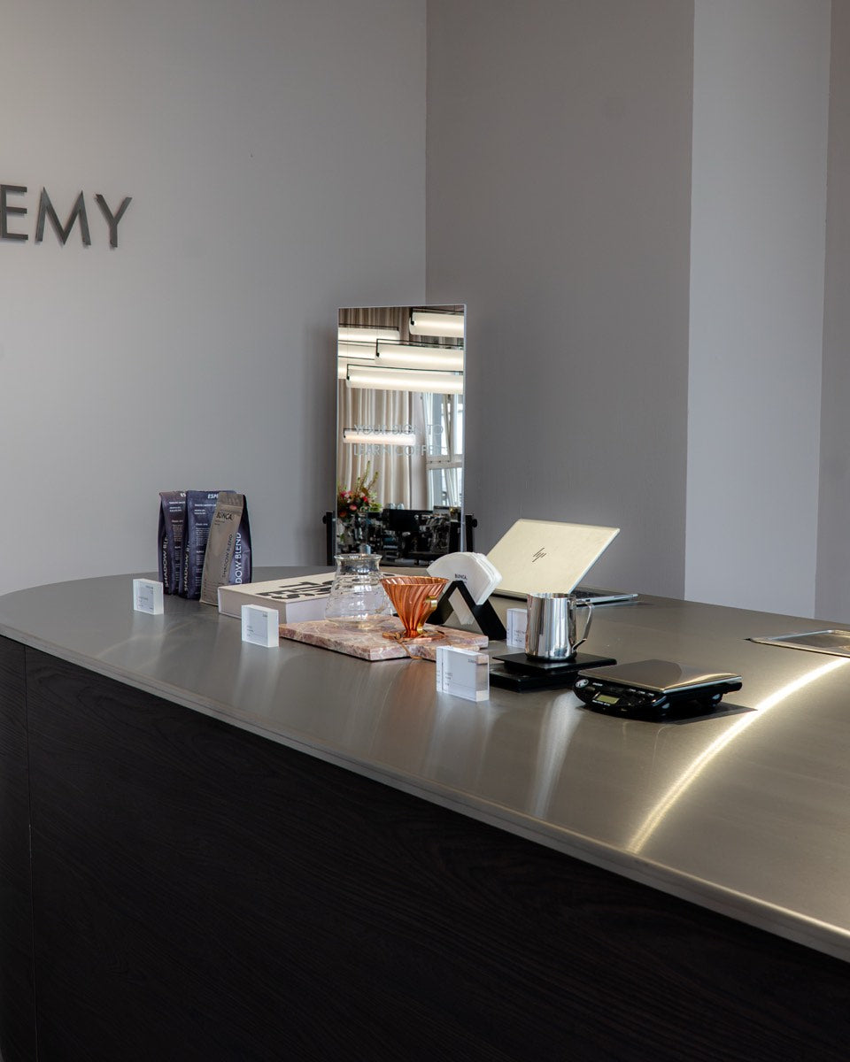 Handfilter, Kanne und Kaffeewaage auf dem Tresen der BUNCA. Academy in Frankfurt