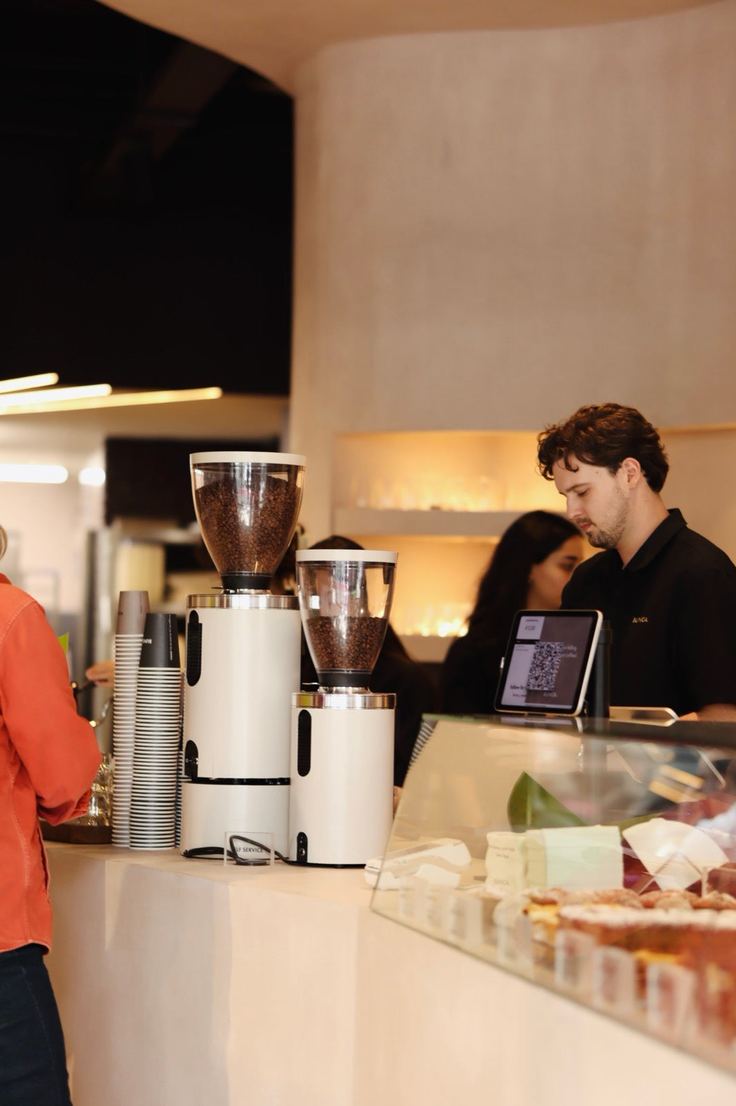 Kaffeemühle mit frisch gemahlenem Kaffee in einer BUNCA. Rösterei in Frankfurt