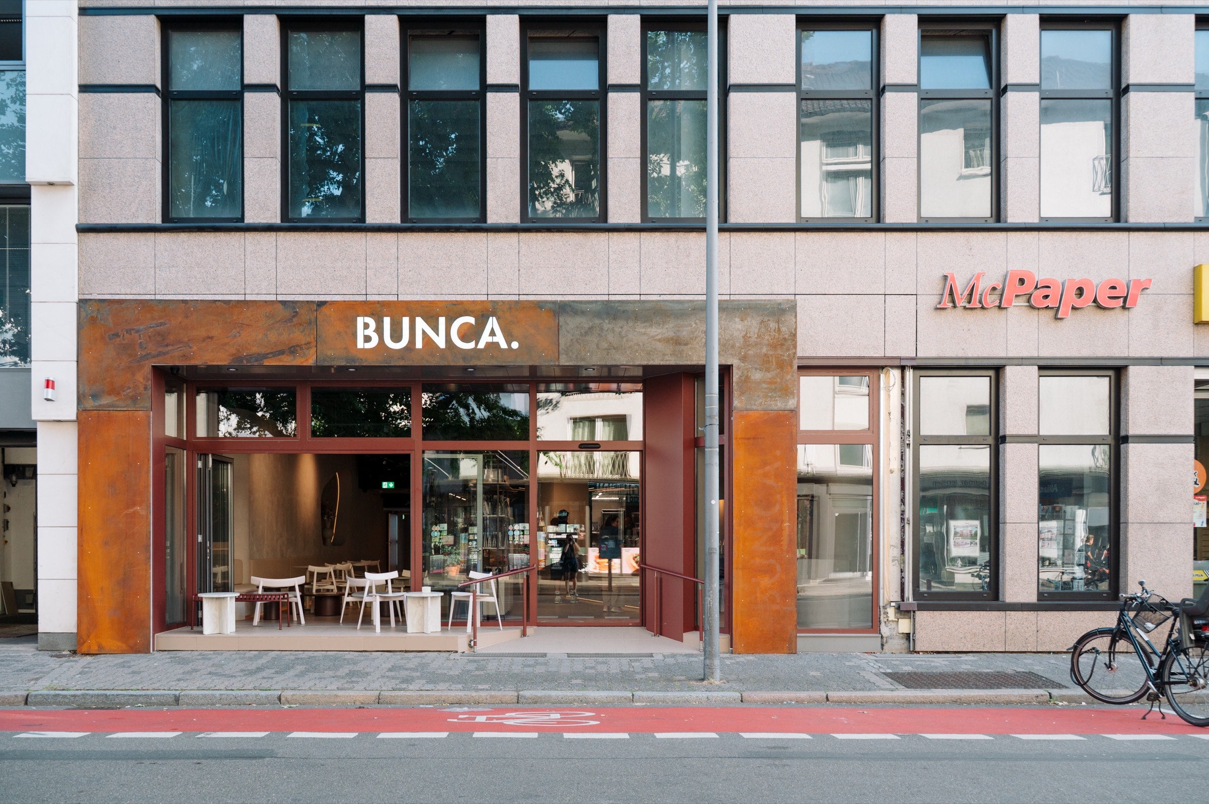 Die Fassade des BUNCA. Westend am Grüneburgweg mit Rostblech-Blende und geöffneter Front